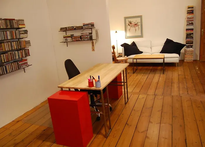 Quiet Old Town Apartment *