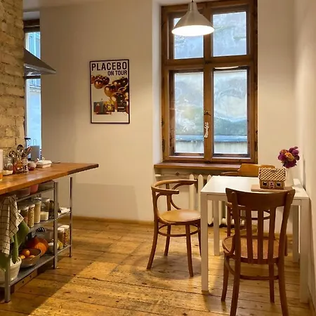 Quiet Old Town Apartment *